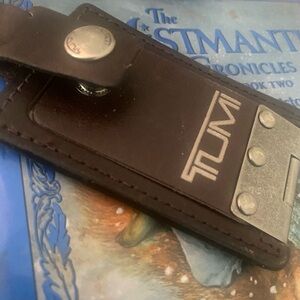 TUMI UNISEX DEEP BROWN LEATHER 3-D BRASS LUGGAGE I.D. BAG BELTED Fob LUX